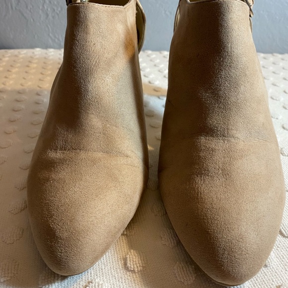 BANDOLINO Tan Women’s Cutout Booties - Picture 3 of 16